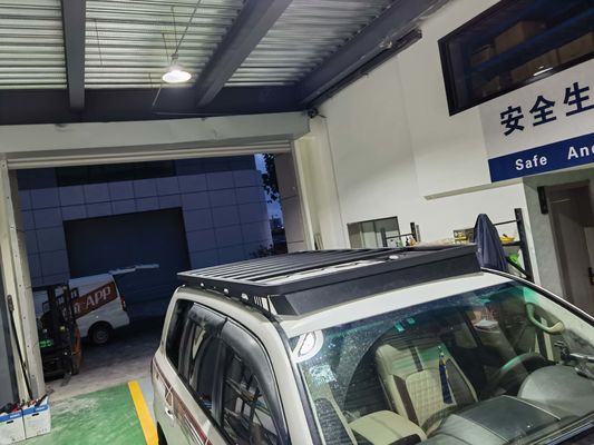 Đứng trên mái Toyota All Series Universal Car Roof Racks để vận chuyển hành lý dễ dàng