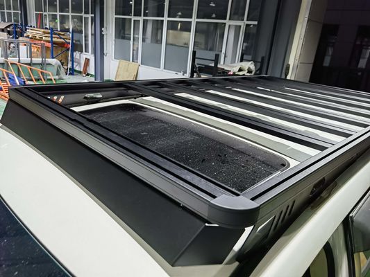 Đứng trên mái Toyota All Series Universal Car Roof Racks để vận chuyển hành lý dễ dàng