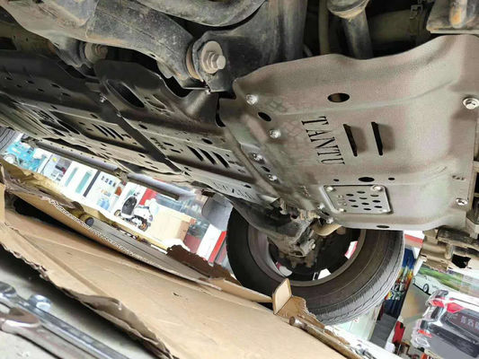 Mái phủ động cơ 4x4 màu xám và tấm bảo vệ khung gầm dưới thân xe cho Toyota Sequoia Skid Plate