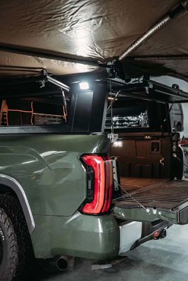 Toyota Tundra Pickup đen phủ giường với thùng xe và cấu trúc nhôm