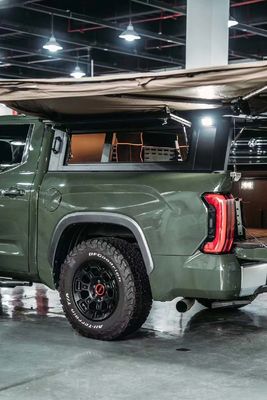 Toyota Tundra Pickup đen phủ giường với thùng xe và cấu trúc nhôm