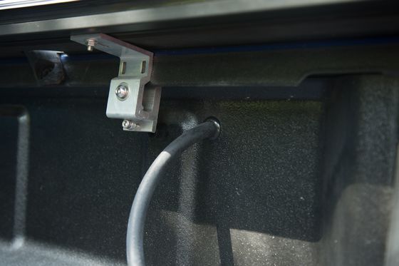 Nissan Navara NP300 Mô hình xe ô tô Tonneau có thể kéo lại nắp cho giường xe bán tải ngoài đường