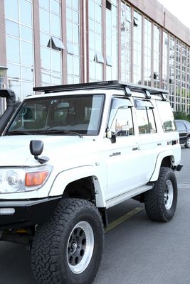 Toyota Lc 76 4x4 Thiết bị phụ kiện xe Đứng trên mái nhà phẳng với lớp phủ điện và nhôm