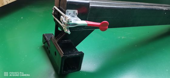 Động cơ chở bánh xe phụ màu đen ngoài đường được thiết kế và sản xuất bởi Custom Metal Fabrication