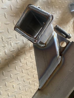 Động cơ chở bánh xe phụ màu đen ngoài đường được thiết kế và sản xuất bởi Custom Metal Fabrication