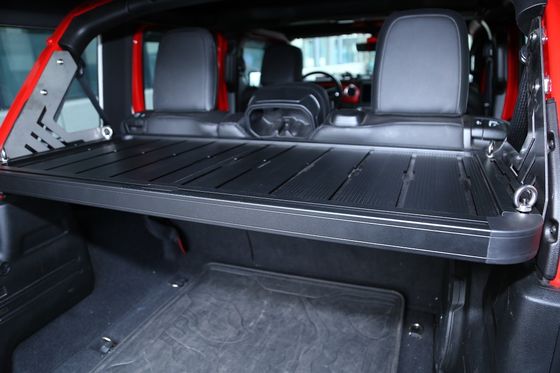 Bề mặt sơn bột chắc chắn và dễ cài đặt giá đỡ cho khu vực hàng hóa phía sau Jeep Wrangler