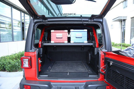 Jeep Wrangler JL SUV Xe tải vận chuyển hàng hóa tại với kho hàng hóa bên trong và bàn lưu trữ